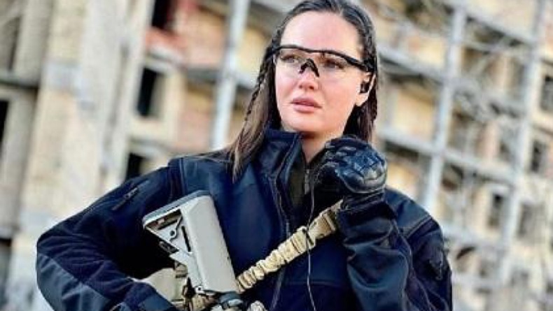 Perempuan Cantik Mantan Miss Ukraina Ini Angkat Senapan Serbu Siap Lawan Rusia