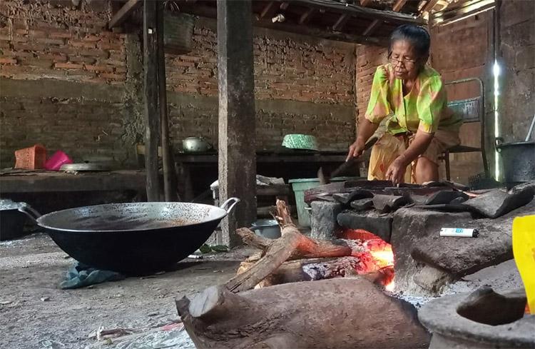 Perjalanan Mbah Tumi, 50 Tahun Tekuni Usaha Produksi Minyak Klentik