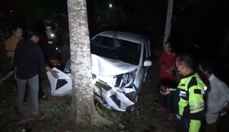 title Mobil Terjun Bebas ke Jurang akibat Rem Rusak, Pengemudi Selamat Nyangkut di Pohon Mobil Terjun Bebas ke Jurang akibat Rem Rusak, Pengemudi Selamat Nyangkut di Pohon