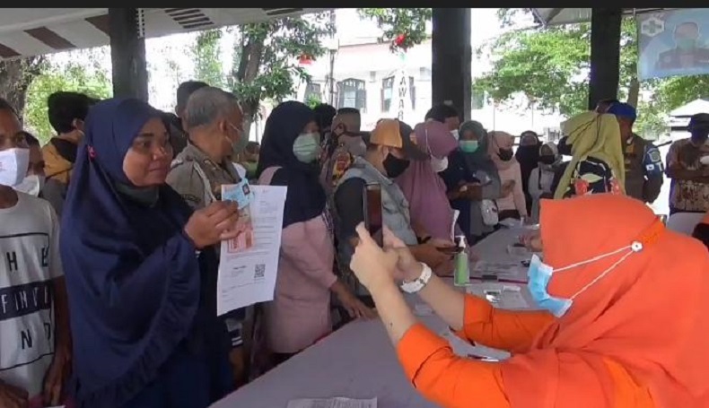 Demi BPNT Rp600.000, Warga Subang Rela Antre dan Divaksin Mendadak