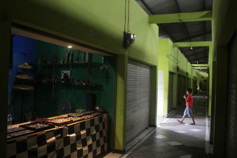 Kios Barang Antik di Surabaya Sepi Pengunjung - Bagian 2