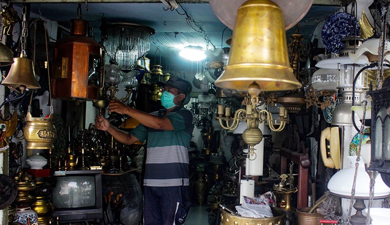 Kios Barang Antik di Surabaya Sepi Pengunjung - Bagian 1