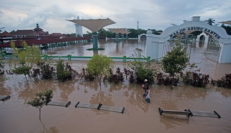 Penampakan Masjid Agung Kesultanan Banten Terendam Banjir - Bagian 1