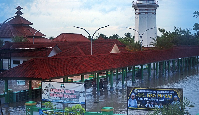 Penampakan Masjid Agung Kesultanan Banten Terendam Banjir - Bagian 3