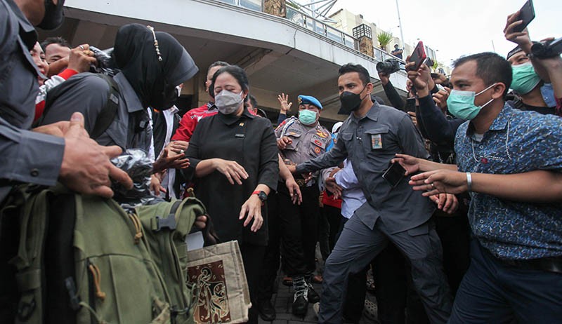 Datangi Pasar Tambahrejo Surabaya, Puan Maharani Bagi-Bagi Kaus - Bagian 2