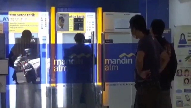 title ATM Dinonaktifkan saat Nyepi, Warga Denpasar Antre Ambil Uang ATM Dinonaktifkan saat Nyepi, Warga Denpasar Antre Ambil Uang
