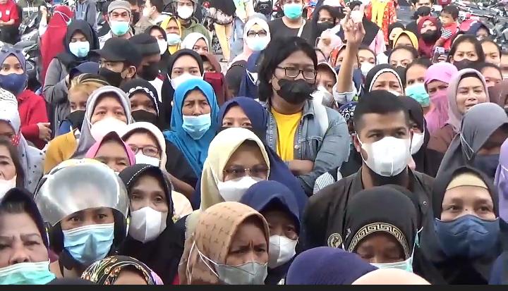 Warga di Makassar Rela Berdesak-desakan Selama Satu Jam demi Minyak Goreng Murah