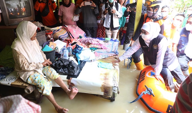 title Bantu Atasi Banjir Pamekasan, Gubernur Khofifah Kerahkan Semua Sumber Daya Bantu Atasi Banjir Pamekasan, Gubernur Khofifah Kerahkan Semua Sumber Daya
