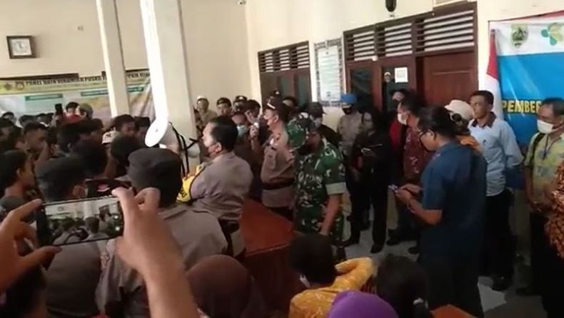 title Tuntut Sekdes Dipecat, Ribuan Warga Susukan Pemalang Geruduk Balai Desa  Tuntut Sekdes Dipecat, Ribuan Warga Susukan Pemalang Geruduk Balai Desa