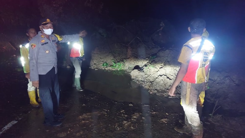 Diguyur Hujan Deras, Tebing 50 Meter Longsor Tutup Jalan di Cisolok Sukabumi