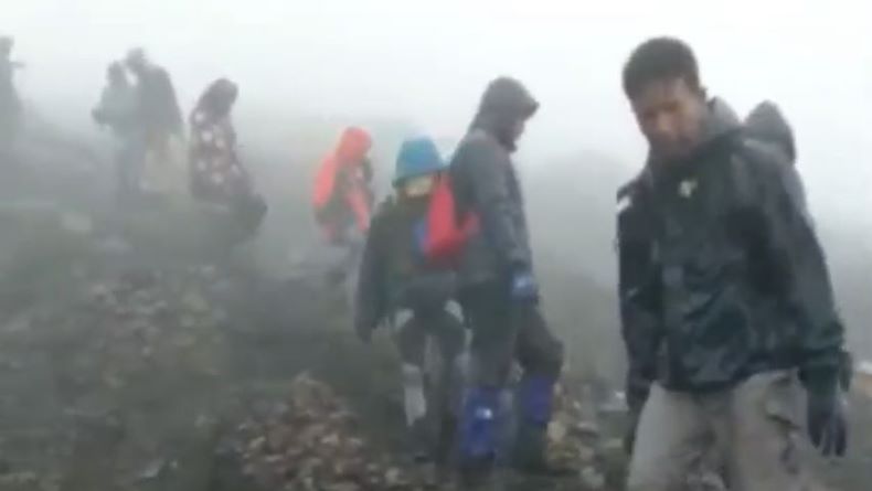 Cuaca Buruk Landa Gunung Slamet, Ratusan Pendaki Dipaksa Turun 