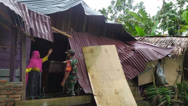 Tertimpa Batang Sawit, 2 Rumah Warga Aceh Timur Rusak