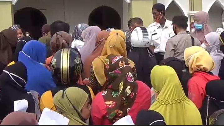 Antre sejak Subuh, Ribuan Warga Palopo Marah Operasi Pasar Minyak Goreng Batal