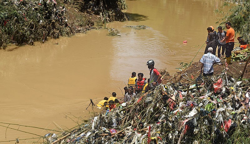 2 Korban Banjir Hanyut Terus Dicari hingga Tumpukan Sampah Sungai Cibanten - Bagian 3