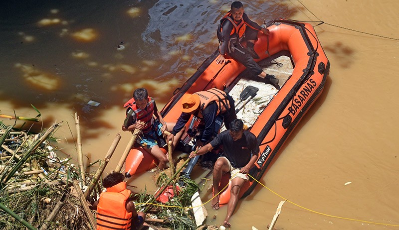 2 Korban Banjir Hanyut Terus Dicari hingga Tumpukan Sampah Sungai Cibanten - Bagian 2