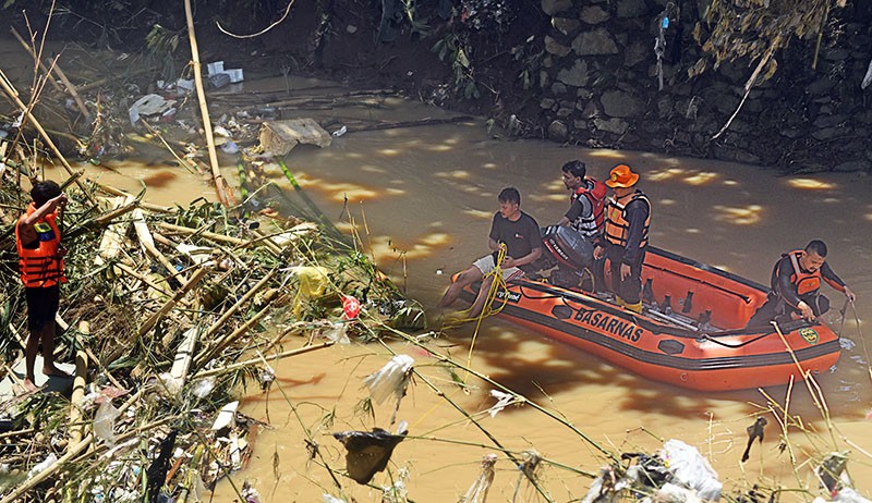 2 Korban Banjir Hanyut Terus Dicari hingga Tumpukan Sampah Sungai Cibanten - Bagian 1