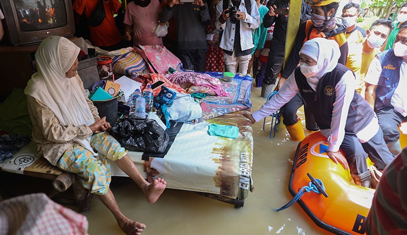 Khofifah Naik Perahu Karet Cek Kondisi Korban Banjir di Pamekasan - Bagian 2