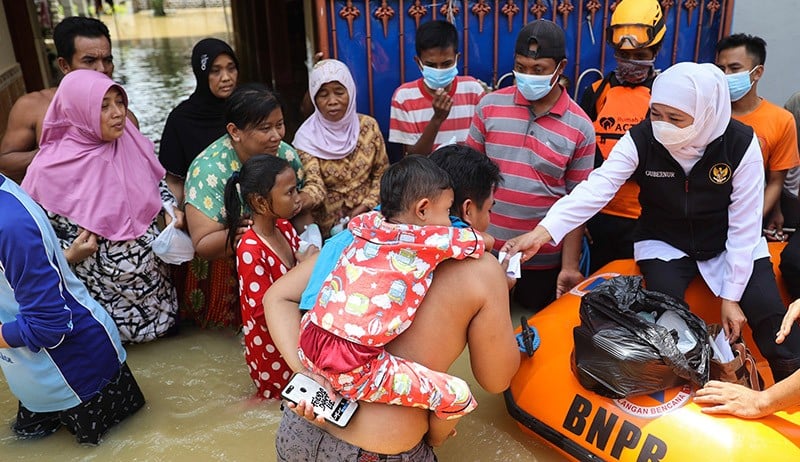 Khofifah Naik Perahu Karet Cek Kondisi Korban Banjir di Pamekasan - Bagian 3