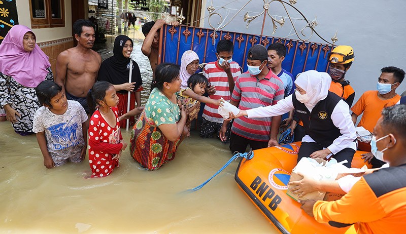 Khofifah Naik Perahu Karet Cek Kondisi Korban Banjir di Pamekasan - Bagian 1