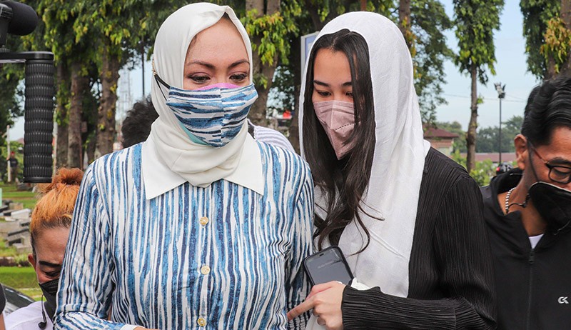 Momen Angelina Sodakh Ziarah ke Makam Adjie Massaid Ditemani Aaliyah dan Keanu - Bagian 5