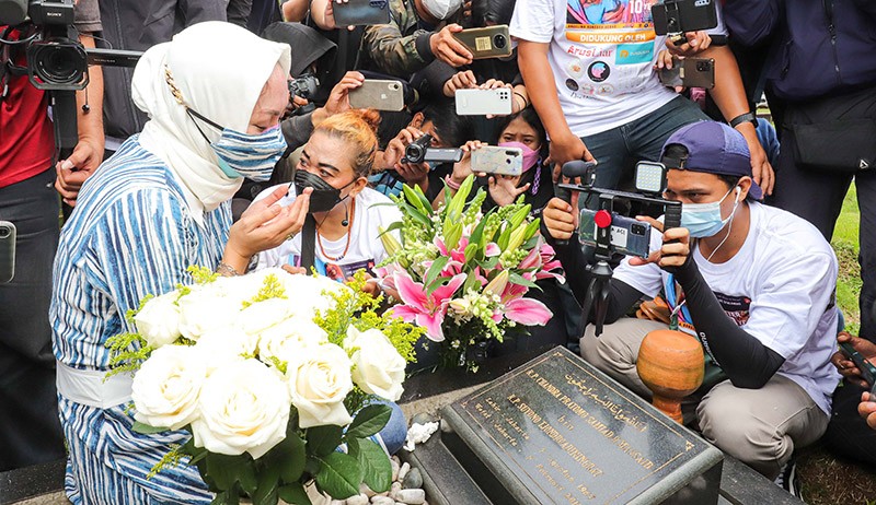 Momen Angelina Sodakh Ziarah ke Makam Adjie Massaid Ditemani Aaliyah dan Keanu - Bagian 3