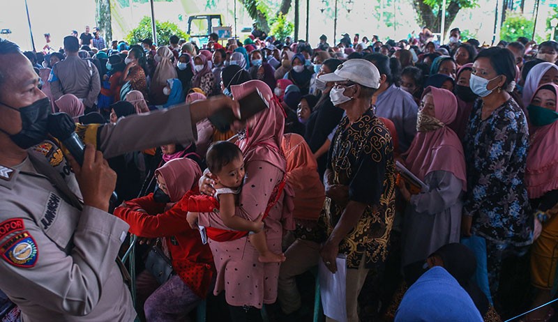 Warga Palembang Membeludak Cairkan Dana Bansos Rp600.000 - Bagian 2