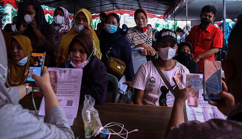 Warga Palembang Membeludak Cairkan Dana Bansos Rp600.000 - Bagian 1