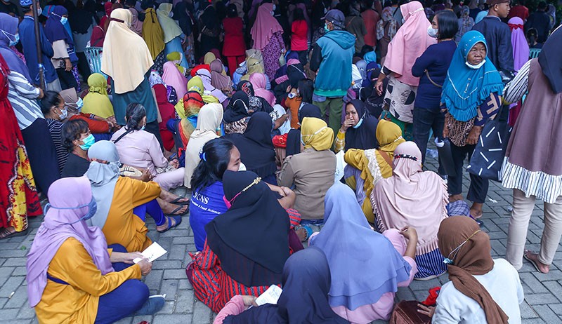 Warga Palembang Membeludak Cairkan Dana Bansos Rp600.000 - Bagian 3