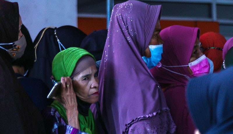 Warga Palembang Membeludak Cairkan Dana Bansos Rp600.000 - Bagian 4