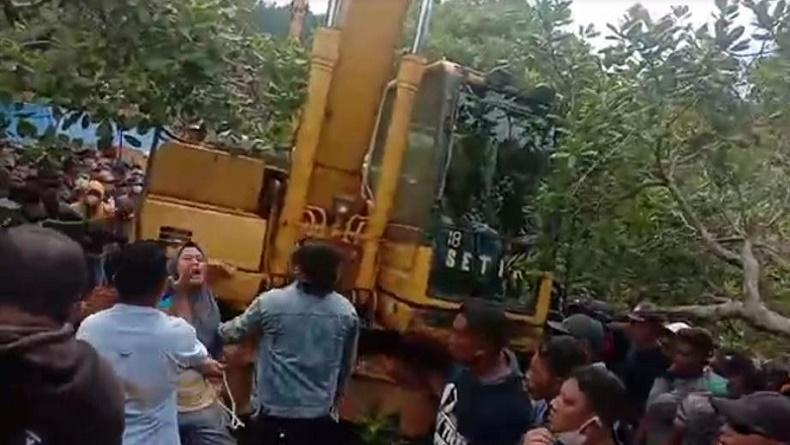 title Aksi Tolak Tambang, Emak-Emak Telanjang Dada Adang Alat Berat di Konawe Kepulauan Aksi Tolak Tambang, Emak-Emak Telanjang Dada Adang Alat Berat di Konawe Kepulauan