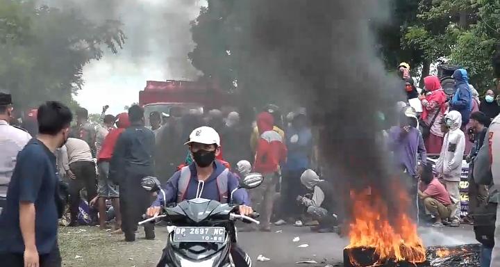 Demo Tuntut PTPN Hentikan Perluasan HGU Ricuh, Petani Bakar Ban di Jalan Trans Sulawesi