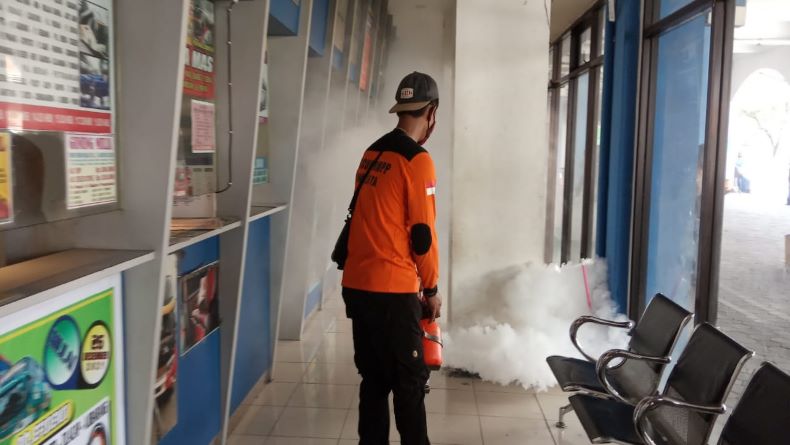 Cegah Demam Berdarah, Terminal Tirtonadi Solo Difogging  