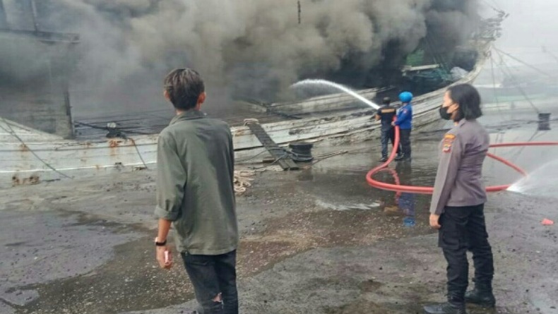 KM Fitrah Keluarga Terbakar di Pelabuhan Nusantara Bitung