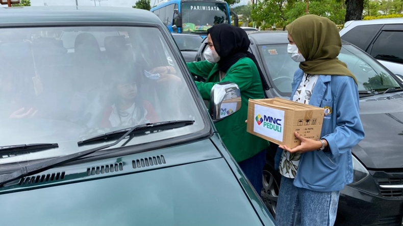 Antisipasi Melonjaknya Kasus Covid-19, MNC Peduli Bagikan Masker untuk Warga Padang