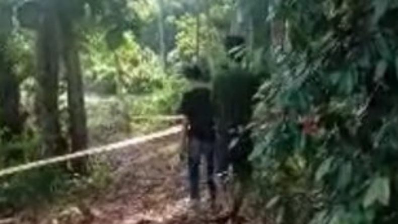 title Sadis! Bocah SD Tewas Dimutilasi, Kepala Korban Terpisah dari Badan Sadis! Bocah SD Tewas Dimutilasi, Kepala Korban Terpisah dari Badan
