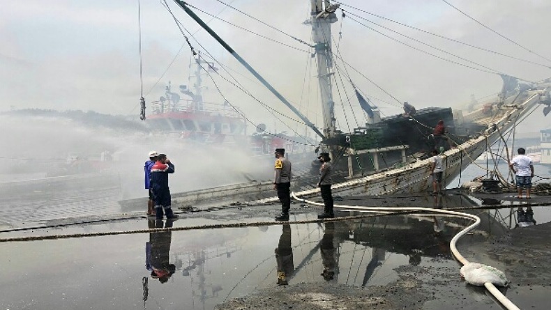 KM Fitrah Keluarga Hangus Terbakar, Kapolres Bitung Beserta Anggota Bantu Padamkan Api