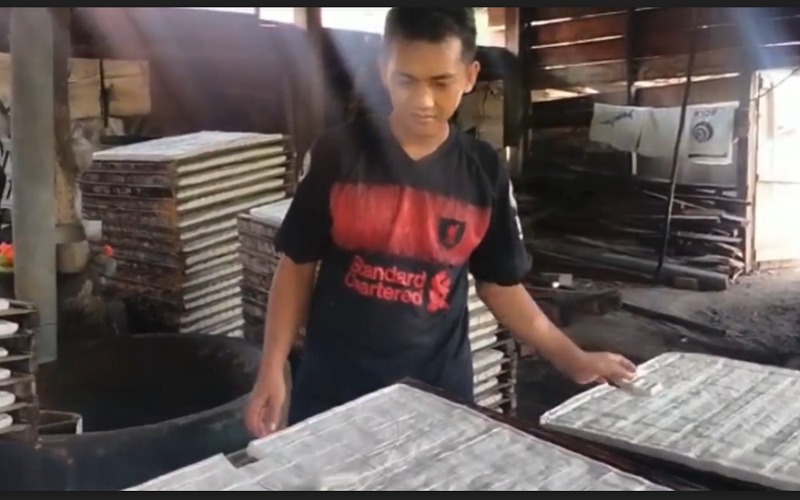Minyak Goreng Langka, UMKM Tahu Goreng Muara Enim Kurangi Karyawan 