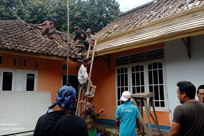 title Korban Tanah Bergerak di Lebak Banten Terima Bantuan Rp500.000 Korban Tanah Bergerak di Lebak Banten Terima Bantuan Rp500.000