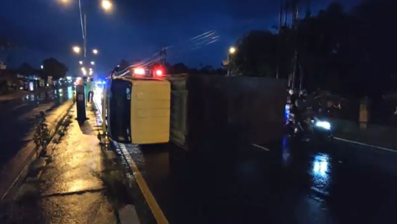 Diduga Selip, Truk Boks Terguling di Jalan Semarang-Solo 