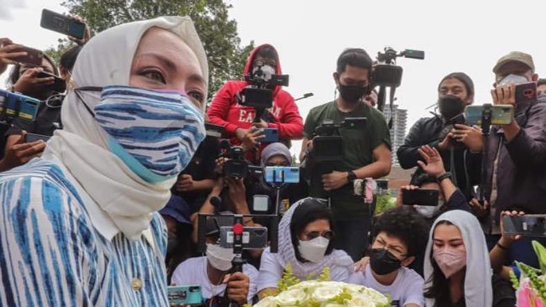 Menangis di Makam Adjie Massaid, Angelina Sondakh Sampaikan Maaf 10 Tahun Tinggalkan Anak