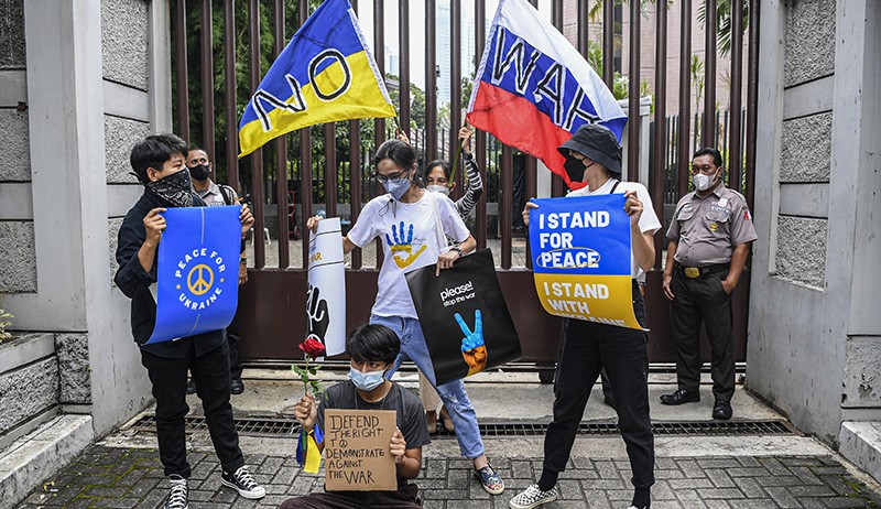 Aksi Damai Minta Rusia Hentikan Operasi Militer di Ukraina - Bagian 2