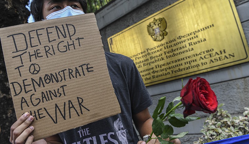 Aksi Damai Minta Rusia Hentikan Operasi Militer di Ukraina - Bagian 3