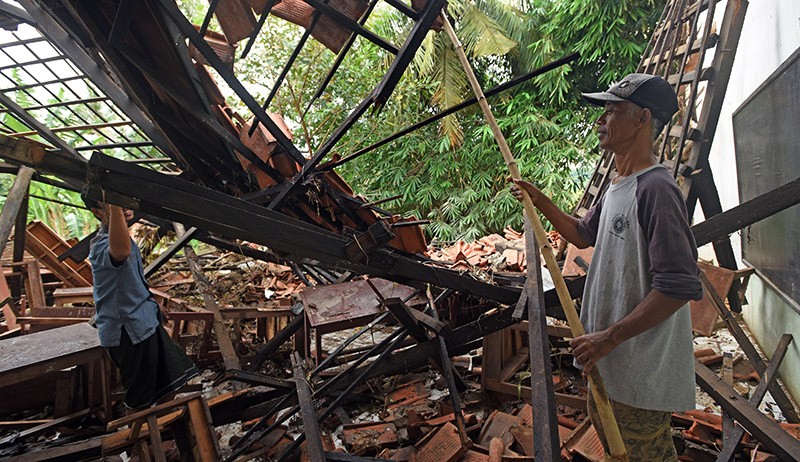 Bangunan Sekolah Roboh Diterjang Angin Kencang di Serang - Bagian 2