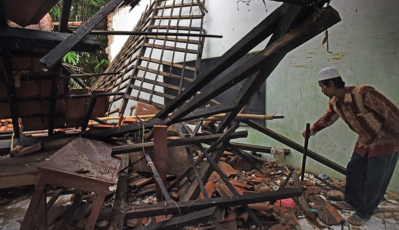 Bangunan Sekolah Roboh Diterjang Angin Kencang di Serang - Bagian 1