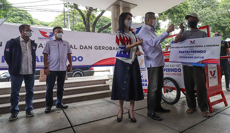Partai Perindo Serahkan Bantuan Modal Usaha dan Gerobak untuk Pedagang Kecil - Bagian 3