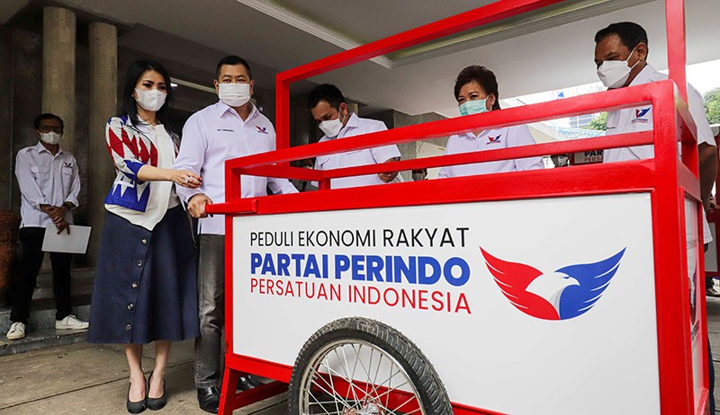 Partai Perindo Serahkan Bantuan Modal Usaha dan Gerobak untuk Pedagang Kecil - Bagian 1