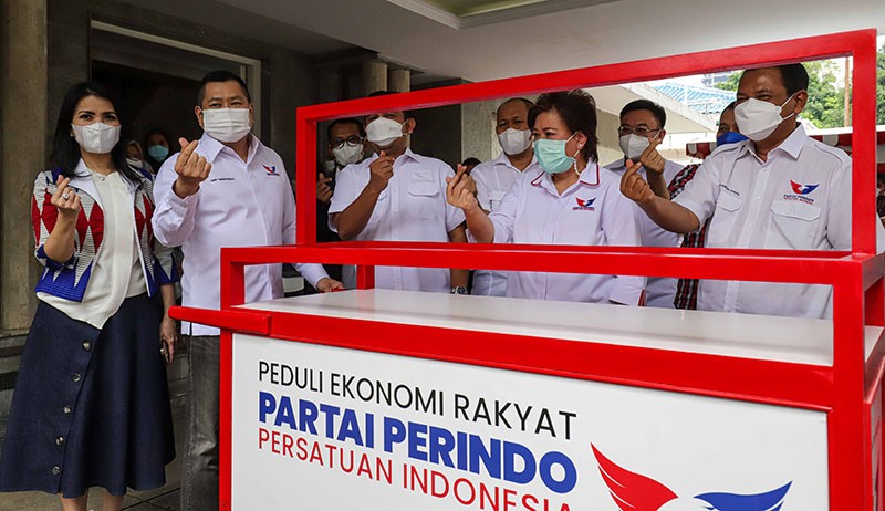 Partai Perindo Serahkan Bantuan Modal Usaha dan Gerobak untuk Pedagang Kecil - Bagian 2