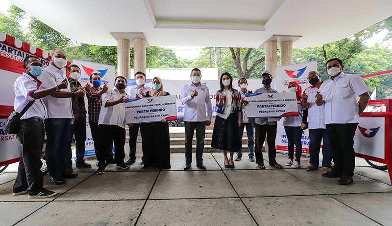 Partai Perindo Serahkan Bantuan Modal Usaha dan Gerobak untuk Pedagang Kecil - Bagian 4