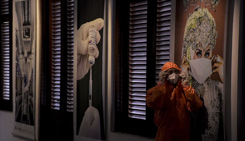 Potret Pameran Foto Pandemi Covid-19 Bertajuk 731, Pengunjung Wajib Pakai Hazmat - Bagian 3