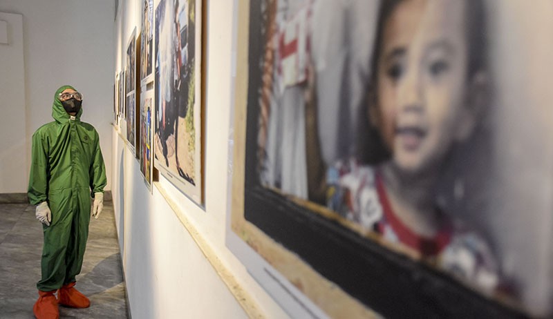 Potret Pameran Foto Pandemi Covid-19 Bertajuk 731, Pengunjung Wajib Pakai Hazmat - Bagian 5
